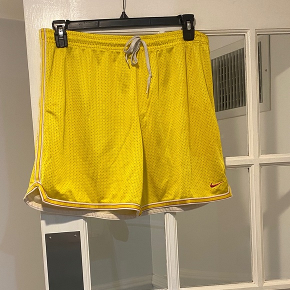 Nike size Large Shorts good condition - Picture 1 of 3